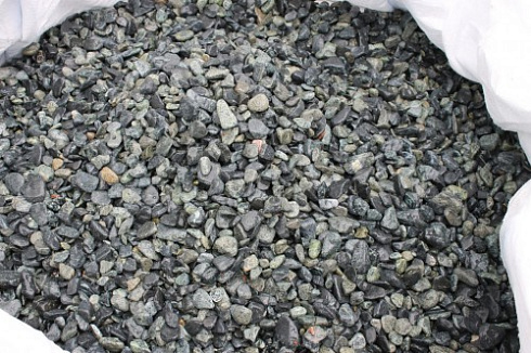 Kamenclub.ru: Щебень галтованный зеленый (змеевик) фр. 20-40 мм.  купить в Новороссийске мрамор зеленый, салатовый оголтованный щебень мраморный 12500 руб/т   фото КАМЕНЬ КЛУБ