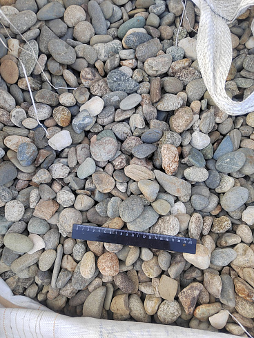 Kamenclub.ru: Галька речная окат (серая) фр.40-60 мм купить  в Новороссийске галька речная серый бежевый рыжий коричневый округлый речной камень 5000 руб/т   фото КАМЕНЬ КЛУБ