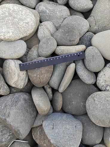 Kamenclub.ru: Галька речная плоская (серо-белая) фр. 70-120 мм. купить  в Новороссийске галька галечник речной серый, белый окатанная плоская  природная галька 9000 руб/т   фото КАМЕНЬ КЛУБ