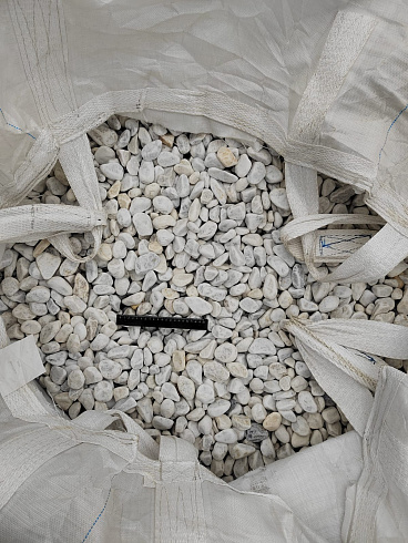 Kamenclub.ru: Мраморная крошка (щебень галтованный белый) фр.40-70 мм.  купить в Новороссийске мрамор белый молочный айвори окатанный округлый природный камень 17000 руб/т   фото КАМЕНЬ КЛУБ