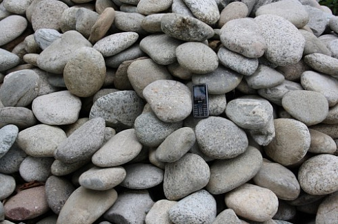 Kamenclub.ru: Галька речная плоская (серо-белая) фр. 70-120 мм. купить  в Новороссийске галька галечник речной серый, белый окатанная плоская  природная галька 9000 руб/т   фото КАМЕНЬ КЛУБ