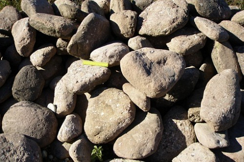 Kamenclub.ru: Конгломераты фр. 300-1000 мм.  купить в Новороссийске кварц мрамор диабаз коричневый, серый зеленоватый речной валун крупный 6500 руб/т   фото КАМЕНЬ КЛУБ