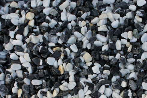Kamenclub.ru: Мраморная крошка (щебень галтованный микс:белый-черный) фр.40-70 мм.  купить в Новороссийске мрамор белый, черный айвори серый галтовка природного камня 15500 руб/т   фото КАМЕНЬ КЛУБ