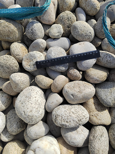 Kamenclub.ru: Галька речная окат (серо-белая) фр. 70-120 мм купить  в Новороссийске галька галечник бело-серая, серо-белая, серая, белая речная природная галька  8000 руб/т   фото КАМЕНЬ КЛУБ