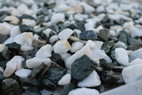 Kamenclub.ru: Мраморная крошка (щебень крошка микс: белый-зеленый) фр. 10-20 мм.  купить в Новороссийске мрамор белый, зеленый каменная ландшафтная декоративная крошка щебня 9500 руб/т   фото КАМЕНЬ КЛУБ