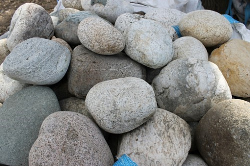 Kamenclub.ru: Речной валун (Ассорти) фр.100-300 мм.  купить в Новороссийске галечник серый, темно-серый, светло-серый речная галька крупных размеров 4200 руб/т   фото КАМЕНЬ КЛУБ