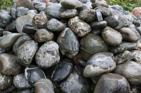 Kamenclub.ru: Валунчик Паутинник фр.100-300 мм  купить в Новороссийске крупный природный камень галечник темно-серый с прожилками белый черный речной валунчик 5000 руб/т   фото КАМЕНЬ КЛУБ