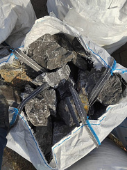 Kamenclub.ru: Черный мрамор скальник фр. 100-500 мм.  купить в Новороссийске мрамор черный белый серый крупный колотый валун ландшафтный 8500 руб/т   фото КАМЕНЬ КЛУБ