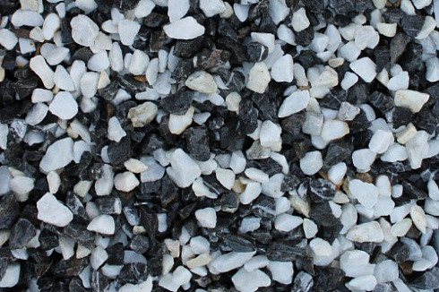 Kamenclub.ru: Мраморная крошка (щебень крошка микс : черный-белый) фр. 10-20 мм.  купить в Новороссийске мрамор белый, черный каменная декоративная крошка ландшафтная 12000 руб/т   фото КАМЕНЬ КЛУБ