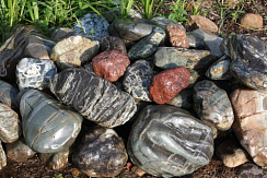 Kamenclub.ru: Ландшафтные валунчики фр.100-500 мм.  купить в Новороссийске крупный природный камень серый, темно-серый, светло-серый речной валун крупный 4800 руб/т   фото КАМЕНЬ КЛУБ