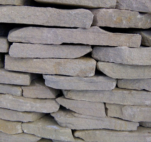 Kamenclub.ru: Песчаник пластушка светло-серый (2,0 см)  купить в Новороссийске плитняк- ластушка светло-серый, серый рваный ландшафтный плитняк колотый 13800 руб/м3   фото КАМЕНЬ КЛУБ