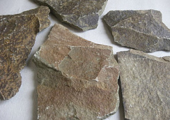 Kamenclub.ru: Песчаник пластушка "фонтанка" серо-зеленая (3,0-5,0 см)  купить в Новороссийске песчаник серо-зеленая колотые плитки облицовочные пластушки 11400 руб/м3   фото КАМЕНЬ КЛУБ