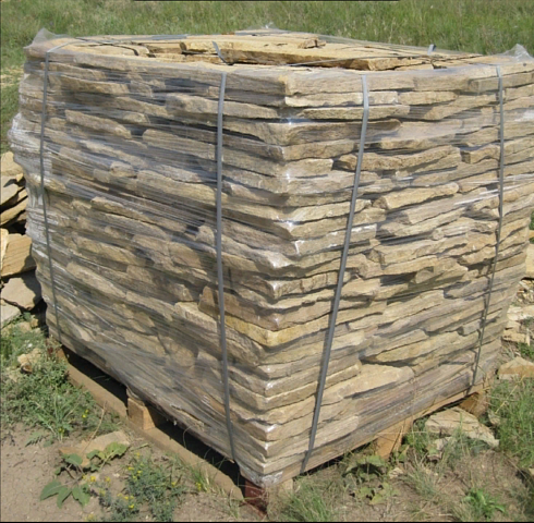 Kamenclub.ru: Песчаник пластушка желтый с рисунком (3 см)  купить в Новороссийске песчаник желтый с рисунком, рыжий, желтый песчаник пластушка ландшафтная рваная 8 500 руб/м3   фото КАМЕНЬ КЛУБ