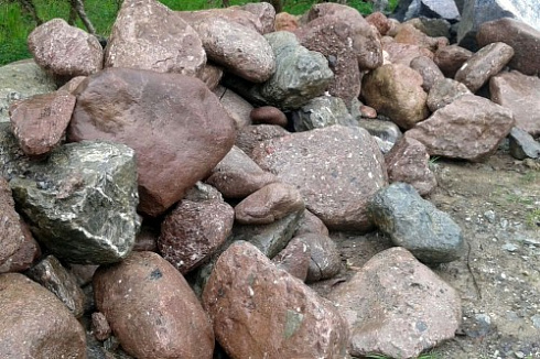 Kamenclub.ru: Конгломераты фр. 300-1000 мм.  купить в Новороссийске кварц мрамор диабаз коричневый, серый зеленоватый речной валун крупный 6500 руб/т   фото КАМЕНЬ КЛУБ