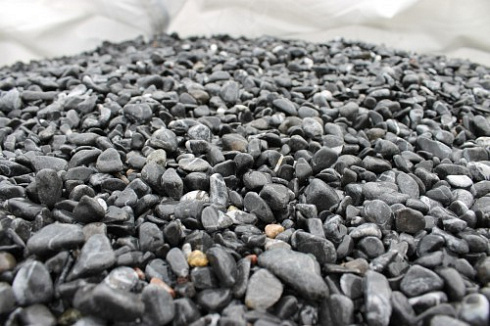 Kamenclub.ru: Щебень галтованный черный (мрамор) фр.10-20 мм.  купить в Новороссийске мрамор черный с белыми прожилками, черный, белый окатанный округлый ландшафтный декоративный щебень 15000 руб/т   фото КАМЕНЬ КЛУБ