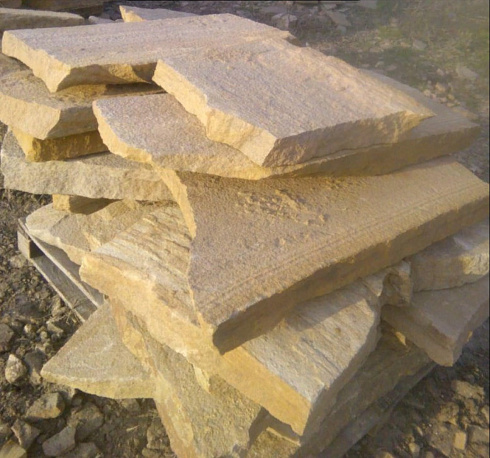 Kamenclub.ru: Форматный камень (плаха) пошаговая дорожка от 70-150 см (4 -12 см)  купить в Новороссийске плитняк  форматный плаха желтый песчаник 9 000 руб/т   фото КАМЕНЬ КЛУБ