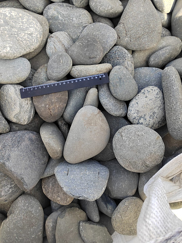 Kamenclub.ru: Галька речная плоская (ассорти) фр. 70-150 мм. купить  в Новороссийске галька галечник серый белый темно-серый синий светло-серый плоская природная галька  9000 руб/т   фото КАМЕНЬ КЛУБ