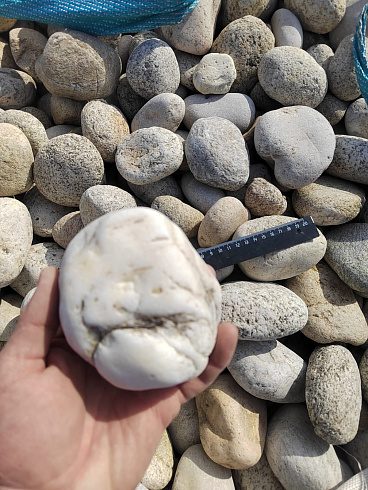 Kamenclub.ru: Галька речная окат (серо-белая) фр. 70-120 мм купить  в Новороссийске галька галечник бело-серая, серо-белая, серая, белая речная природная галька  8000 руб/т   фото КАМЕНЬ КЛУБ