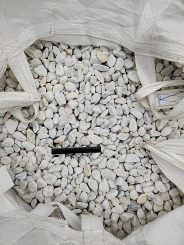 Kamenclub.ru: Мраморная крошка (щебень галтованный белый) фр.40-70 мм.  купить в Новороссийске мрамор белый молочный айвори окатанный округлый природный камень 17000 руб/т   фото КАМЕНЬ КЛУБ