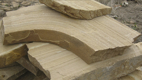 Kamenclub.ru: Форматный камень (плаха) пошаговая дорожка от 70-150 см (4 -12 см)  купить в Новороссийске плитняк  форматный плаха желтый песчаник 9 000 руб/т   фото КАМЕНЬ КЛУБ