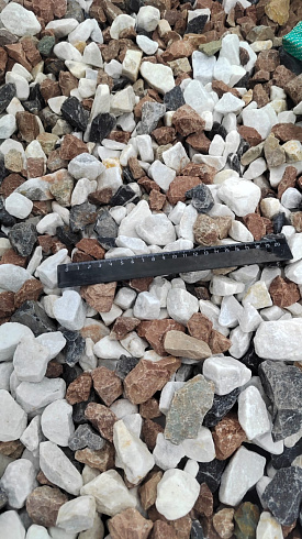 Kamenclub.ru: Мраморная крошка (щебень крошка микс : белый-черный-розовый) фр. 20-40 мм.  купить в Новороссийске мрамор белый, черный, розовый декоративная ландшафтная крошка 12000 руб/т   фото КАМЕНЬ КЛУБ