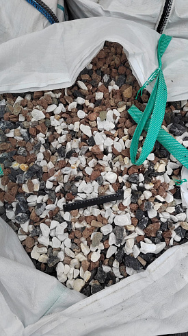 Kamenclub.ru: Мраморная крошка (щебень крошка микс : белый-черный-розовый) фр. 20-40 мм.  купить в Новороссийске мрамор белый, черный, розовый декоративная ландшафтная крошка 12000 руб/т   фото КАМЕНЬ КЛУБ