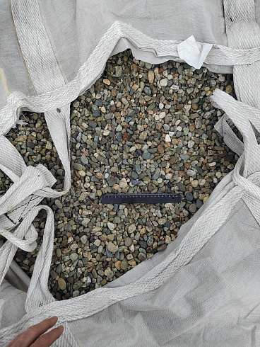 Kamenclub.ru: Галька речная окат (серая) фр.10-20 мм купить  в Новороссийске галька речная серая, серый, темно-серый, светло-серый, коричневый ландшафтная декоративная речная окатанная округлая галька 5000 руб/т   фото КАМЕНЬ КЛУБ