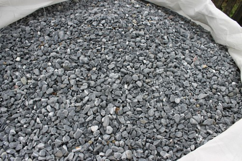 Kamenclub.ru: Щебень галтованный черный (мрамор) фр.10-20 мм.  купить в Новороссийске мрамор черный с белыми прожилками, черный, белый окатанный округлый ландшафтный декоративный щебень 15000 руб/т   фото КАМЕНЬ КЛУБ