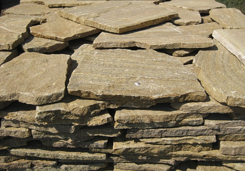 Kamenclub.ru: Песчаник пластушка желтый с рисунком (3 см)  купить в Новороссийске песчаник желтый с рисунком, рыжий, желтый песчаник пластушка ландшафтная рваная 8 500 руб/м3   фото КАМЕНЬ КЛУБ