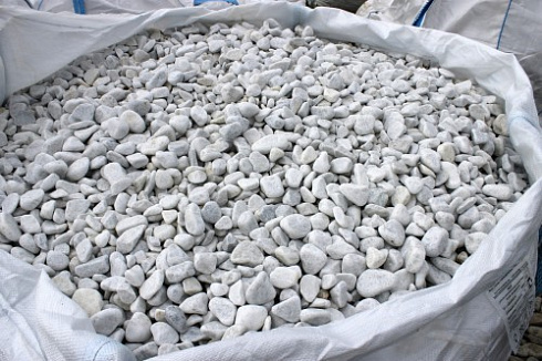 Kamenclub.ru: Мраморная крошка (щебень галтованный белый), фр.20-40 мм.  купить в Новороссийске мрамор белый бежевый молочный мраморный щебень декоративный 17000 руб/т   фото КАМЕНЬ КЛУБ