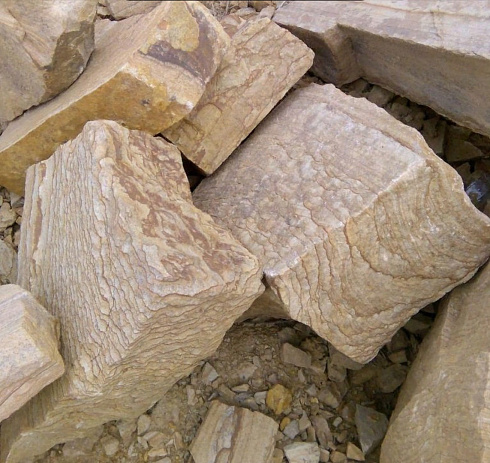 Kamenclub.ru: Песчаник пластушка желтый с рисунком (7-15 см)  купить в Новороссийске плитняк - пластушка - бут желтый песчаник 10200 руб/м3   фото КАМЕНЬ КЛУБ