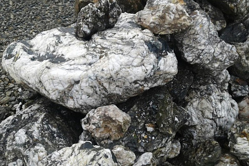 Kamenclub.ru: Черный гранит - кварцит фр. 100-500 мм.  купить в Новороссийске мрамор гранит черный с белыми прожилками, серый, белый валун скальный колотый 7000 руб/т   фото КАМЕНЬ КЛУБ