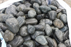 Kamenclub.ru: Темно-серый валунчик фр.100-300 мм.  купить в Новороссийске крупный природный камень серый, темно-серый, светло-серый речная галька большого размера окатанная 4500 руб/т   фото КАМЕНЬ КЛУБ