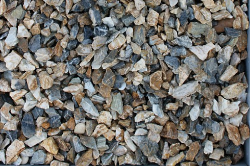 Kamenclub.ru: Мраморная крошка (щебень крошка медовый), фр. 10-20 мм.  купить в Новороссийске песчаник бежевый, серый каменная ландшафтная крошка  12000 руб/т   фото КАМЕНЬ КЛУБ