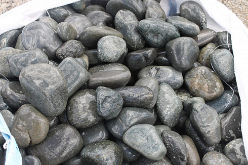 Kamenclub.ru: Темно-серый валунчик фр.100-300 мм.  купить в Новороссийске крупный природный камень серый, темно-серый, светло-серый речная галька большого размера окатанная 4500 руб/т   фото КАМЕНЬ КЛУБ