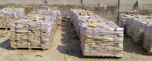 Kamenclub.ru: Песчаник пластушка галтованный желтый с рисунком (3 см)  купить в Новороссийске плитняк - пластушка желтый песчаник 21000 руб/м3   фото КАМЕНЬ КЛУБ