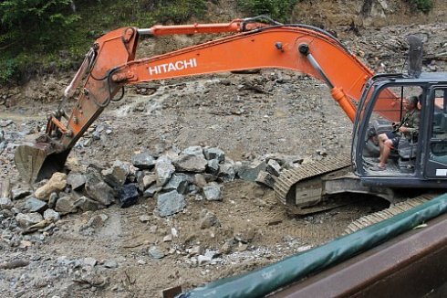 Kamenclub.ru: Гранит скальник (серо-зеленый) фр. 100-500 мм.  купить в Новороссийске гранит зеленый, серый, салатовый крупный ландшафтный валун 6 000 руб/т   фото КАМЕНЬ КЛУБ