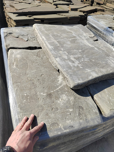 Kamenclub.ru: Песчаник пластушка галтованная светло-серая (3,0 см)  купить в Новороссийске песчаник светло-серый, серый ландшафтный камень рваный колотый 21000 руб/м3   фото КАМЕНЬ КЛУБ