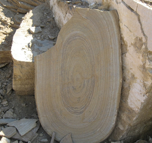 Kamenclub.ru: Форматный камень (плаха) пошаговая дорожка от 70-150 см (4 -12 см)  купить в Новороссийске плитняк  форматный плаха желтый песчаник 9 000 руб/т   фото КАМЕНЬ КЛУБ