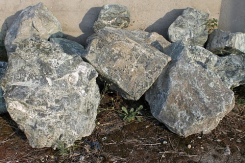 Kamenclub.ru: Змеевик скальник фр. 500-1500 мм.  купить в Новороссийске змеевик зеленый серый черный глыба скальная колотая 7500 руб/т   фото КАМЕНЬ КЛУБ