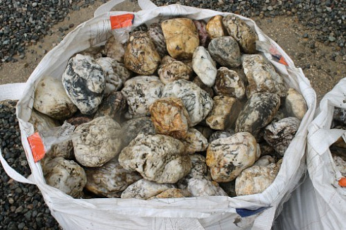 Kamenclub.ru: Кварцевый валунчик фр.100-300 мм.  купить в Новороссийске кварц белый, бежевый молочный рыжий крупный природный камень галечник 7850 руб/т   фото КАМЕНЬ КЛУБ