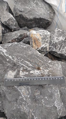 Kamenclub.ru: Черный мрамор скальник фр. 100-500 мм.  купить в Новороссийске мрамор черный белый серый крупный колотый валун ландшафтный 8500 руб/т   фото КАМЕНЬ КЛУБ