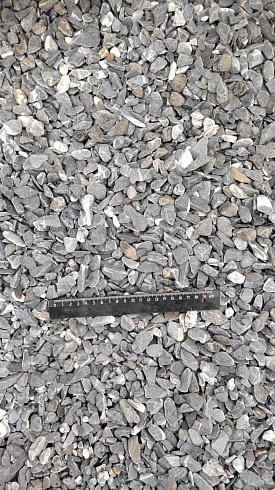 Kamenclub.ru: Щебень галтованный черный (мрамор) фр.10-20 мм.  купить в Новороссийске мрамор черный с белыми прожилками, черный, белый окатанный округлый ландшафтный декоративный щебень 15000 руб/т   фото КАМЕНЬ КЛУБ