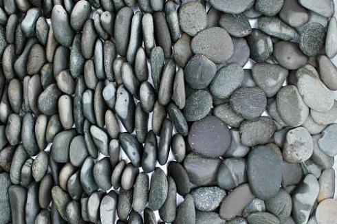 Kamenclub.ru: Галька речная плоская (темно-серая) фр. 70-150 мм. купить  в Новороссийске галечник природный темно-серый серый синий речная плоская природная окатанная  9000 руб/т   фото КАМЕНЬ КЛУБ