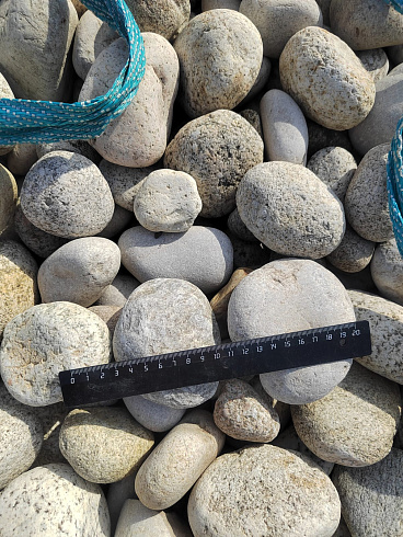 Kamenclub.ru: Галька речная окат (серо-белая) фр. 70-120 мм купить  в Новороссийске галька галечник бело-серая, серо-белая, серая, белая речная природная галька  8000 руб/т   фото КАМЕНЬ КЛУБ