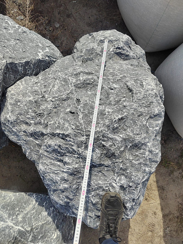 Kamenclub.ru: Черный мрамор скальник фр. 1000-1500 мм.  купить в Новороссийске мрамор черный белый серый крупный колотый валун ландшафтный 9000 руб/т   фото КАМЕНЬ КЛУБ