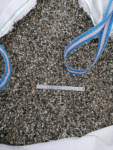 Kamenclub.ru: Галька речная окат (серая) фр.5-10 мм купить  в Новороссийске галька речная серая, серый, темно-серый, светло-серый, коричневый речная окатанная галька декоративная ландшатфная 5000 руб/т   фото КАМЕНЬ КЛУБ