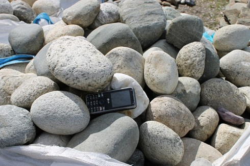 Kamenclub.ru: Речной валун (Ассорти) фр.100-300 мм.  купить в Новороссийске галечник серый, темно-серый, светло-серый речная галька крупных размеров 4200 руб/т   фото КАМЕНЬ КЛУБ