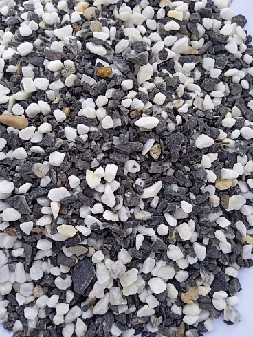 Kamenclub.ru: Мраморная крошка (щебень галтованный микс:белый-черный-розовый-медовый) фр.5-10 мм.  купить в Новороссийске мрамор белый, медовый, черный, розовый мраморный галтованный щебень декоративный ландшафтный 15500 руб/т   фото КАМЕНЬ КЛУБ