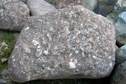 Kamenclub.ru: Конгломераты фр. 300-1000 мм.  купить в Новороссийске кварц мрамор диабаз коричневый, серый зеленоватый речной валун крупный 6500 руб/т   фото КАМЕНЬ КЛУБ